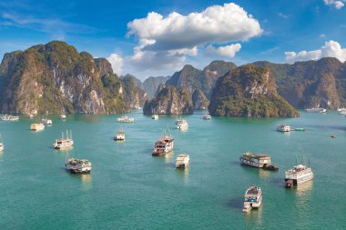 Bir yaz günü Vietnam'da Halong Körfezi panoramik havadan görünümü