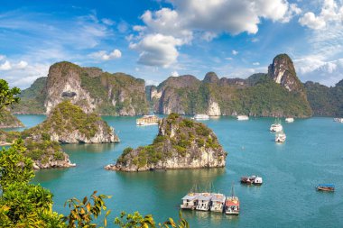 Bir yaz günü Vietnam'da Halong Körfezi panoramik havadan görünümü
