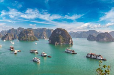 Bir yaz günü Vietnam'da Halong Körfezi panoramik havadan görünümü