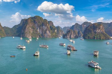 Bir yaz günü Vietnam'da Halong Körfezi panoramik havadan görünümü