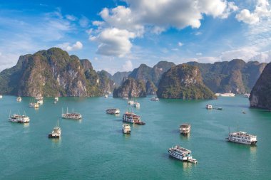 Bir yaz günü Vietnam'da Halong Körfezi panoramik havadan görünümü