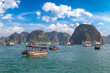 Dünya doğal mirası Halong bay, bir yaz günü Vietnam'da