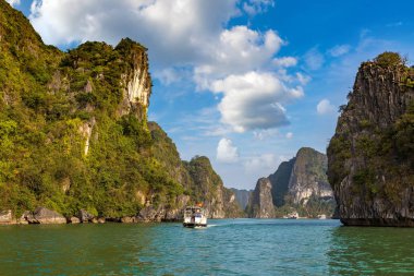 Dünya doğal mirası Halong bay, bir yaz günü Vietnam'da