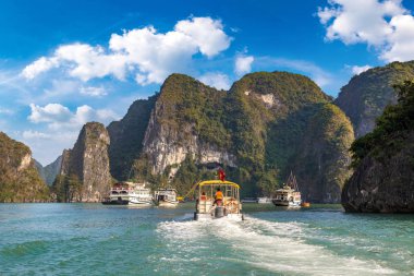 Dünya doğal mirası Halong bay, bir yaz günü Vietnam'da