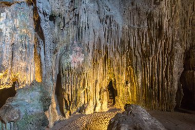 Halong Bay, bir yaz günü Vietnam'da büyük mağara