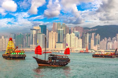Victoria Harbour Hong Kong'da geleneksel Çin Ahşap Yelkenli gemi yaz gün
