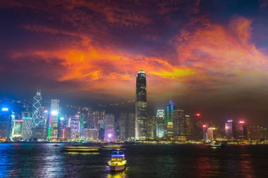 Victoria Harbour Hong Kong yaz geceleri