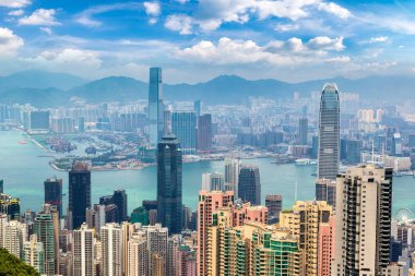 Hong Kong iş bölgesinde bir yaz günü panoramik manzaralı