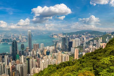 Hong Kong iş bölgesinde bir yaz günü panoramik manzaralı