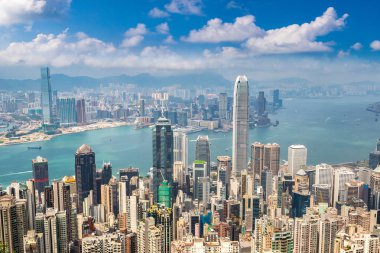 Hong Kong iş bölgesinde bir yaz günü panoramik manzaralı