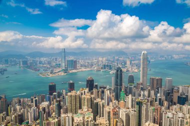 Hong Kong iş bölgesinde bir yaz günü panoramik manzaralı