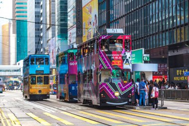 Hong Kong, Çin - 16 Haziran 2018: Yaz günü Hong Kong geleneksel çift katlı tramvay