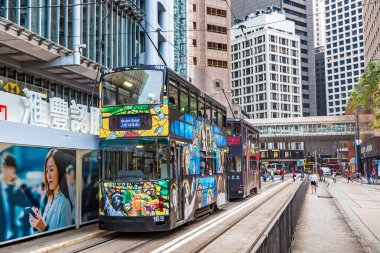 Hong Kong, Çin - 16 Haziran 2018: Yaz günü Hong Kong geleneksel çift katlı tramvay