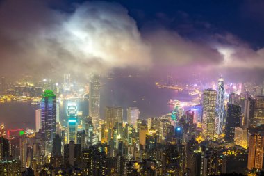 Bir yaz gece Hong Kong Ticaret bölgesinin panoramik gece görünümü