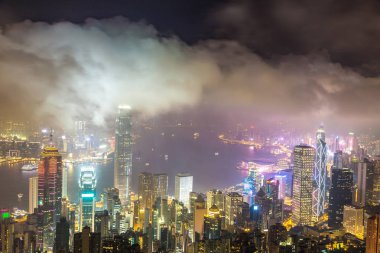 Bir yaz gece Hong Kong Ticaret bölgesinin panoramik gece görünümü