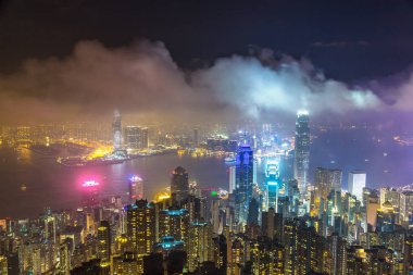 Bir yaz gece Hong Kong Ticaret bölgesinin panoramik gece görünümü