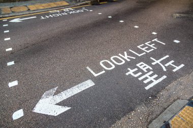 Sol işaret Hong Kong'da bir yaz günü bak.