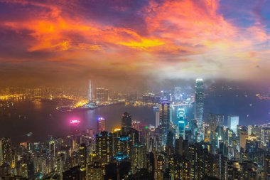 Bir yaz gece Hong Kong Ticaret bölgesinin panoramik gece görünümü