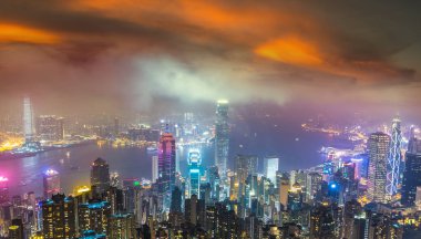 Bir yaz gece Hong Kong Ticaret bölgesinin panoramik gece görünümü