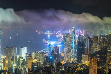 Bir yaz gece Hong Kong Ticaret bölgesinin panoramik gece görünümü