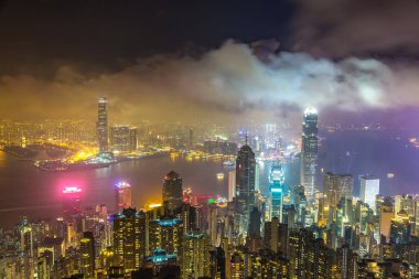 Bir yaz gece Hong Kong Ticaret bölgesinin panoramik gece görünümü