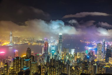 Bir yaz gece Hong Kong Ticaret bölgesinin panoramik gece görünümü