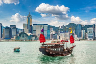 Victoria Harbour Hong Kong'da geleneksel Çin Ahşap Yelkenli gemi yaz gün
