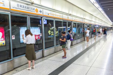 Hong Kong, Çin - 16 Haziran 2018: Modern Metro istasyonunda yaz günü Hong Kong