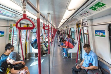 Hong Kong, Çin - 16 Haziran 2018: Modern Metro Hong Kong Mtr tren yaz gün