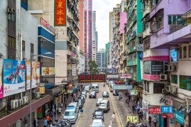 Hong Kong, Çin - 16 Haziran 2018: Yaz günü itibariyle Hong Kong sokak görünümü