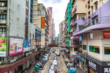 Hong Kong, Çin - 16 Haziran 2018: Yaz günü itibariyle Hong Kong sokak görünümü