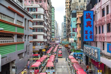 Hong Kong, Çin - 16 Haziran 2018: Yaz günü itibariyle Hong Kong sokak görünümü