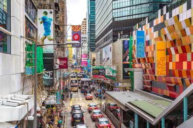 Hong Kong, Çin - 16 Haziran 2018: Yaz günü itibariyle Hong Kong sokak görünümü
