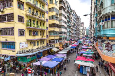 Hong Kong, Çin - 16 Haziran 2018: Yaz günü itibariyle Hong Kong sokak görünümü