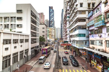Hong Kong, Çin - 16 Haziran 2018: Yaz günü itibariyle Hong Kong sokak görünümü