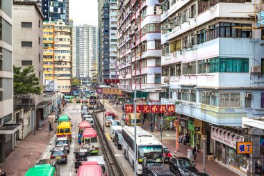 Hong Kong, Çin - 16 Haziran 2018: Yaz günü itibariyle Hong Kong sokak görünümü