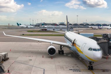 Hong Kong Uluslararası Havaalanı'nda yaz gün