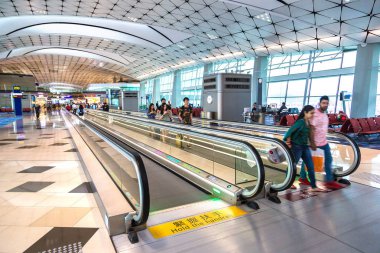 Hong Kong, Çin - 26 Haziran 2018: Hong Kong Uluslararası Havaalanı'nda yaz gün