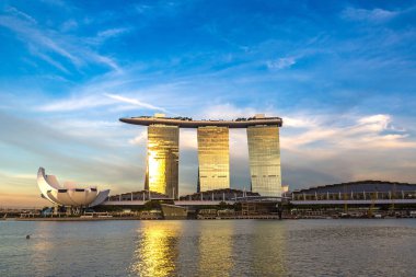 SINGAPORE - 23 Haziran 2018 Marina Bay Sands Oteli ve Sanat ve Bilim Müzesi Yaz Gecesi