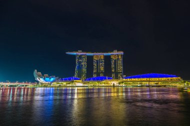 SINGAPORE - 23 Haziran 2018 Marina Bay Sands Oteli ve Sanat ve Bilim Müzesi Yaz Gecesi