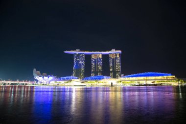 SINGAPORE - 23 Haziran 2018 Marina Bay Sands Oteli ve Sanat ve Bilim Müzesi Yaz Gecesi