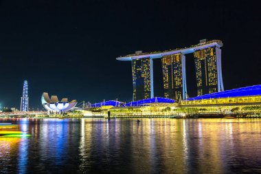 SINGAPORE - 23 Haziran 2018 Marina Bay Sands Oteli ve Sanat ve Bilim Müzesi Yaz Gecesi