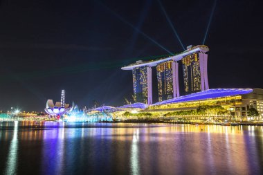 Singapur - 23 Haziran 2018: Yaz geceleri Marina Bay Sands Hotel'deki lazer gösterisi