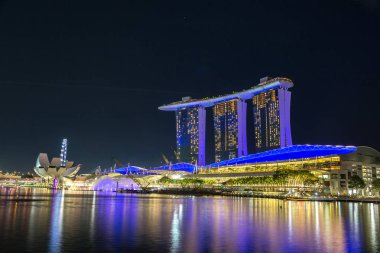 SINGAPORE - 23 Haziran 2018 Marina Bay Sands Oteli ve Sanat ve Bilim Müzesi Yaz Gecesi