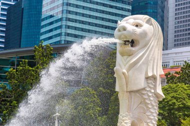Singapur - 23 Haziran 2018: Merlion Çeşme heykel - yaz günü itibariyle Singapur sembolü