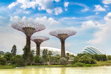 Singapur - 23 Haziran 2018: Supertree Grove Gardens koy ve Marina Bay Sands hotel yaz günü adlı yakınlarında Singapur serada tarafından