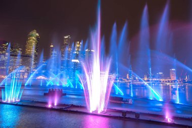 Singapur - 23 Haziran 2018: Çeşmeler gece lazer Singapur'da göster: Marina Bay Sands hotel yaz geceleri