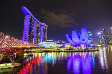 Singapur - 23 Haziran 2018: Marina Bay Sands ve Helix köprü ve Sanat Müzesi ve bilim Singapur yaz geceleri