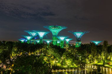 Singapur - 23 Haziran 2018: Supertree Grove Gardens Körfez Marina Bay Sands hotel yaz geceleri yakınındaki Singapur'da