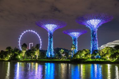 Singapur - 23 Haziran 2018: Singapore Flyer - dünya ve Marina Bay Sands hotel yaz geceleri yakınlarında Singapur koyda bahçelerle en büyük dönme dolap